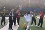 记者：多名青岛球迷为阿兰送去礼物 下赛季是否留队拭目以待