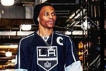 NBA球星上身NHL球衣秀：科比威少潮范儿十足 40岁老詹显嫩😝